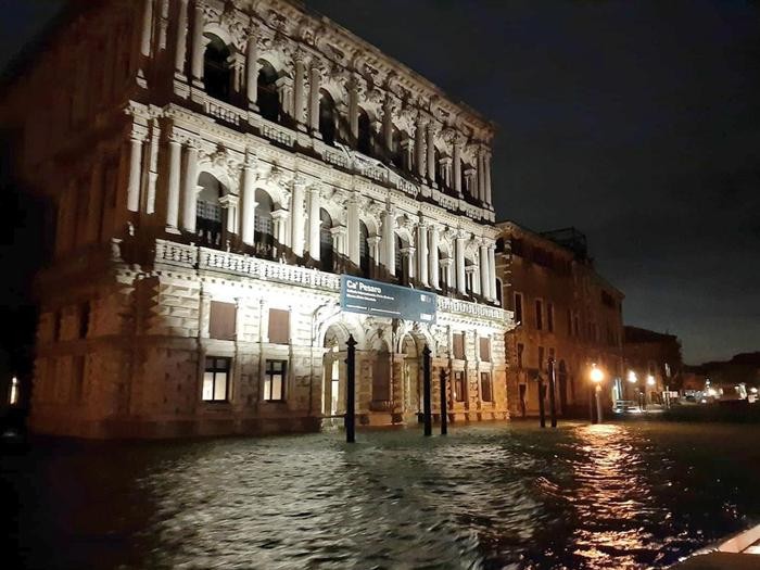 Venesiya suyun altında qaldı - FOTOLAR