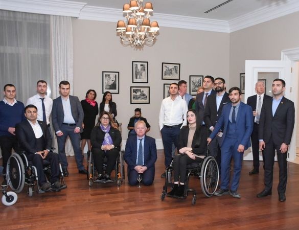 Britaniyalı səfir azərbaycanlı idmançının qarşısında diz çökdü - FOTO