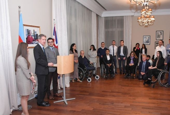 Britaniyalı səfir azərbaycanlı idmançının qarşısında diz çökdü - FOTO
