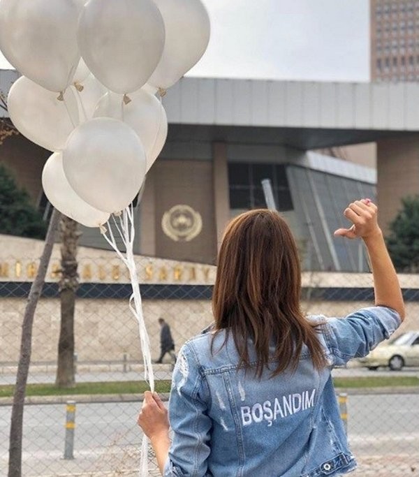 Məşhur blogger boşanmasını bu cür qeyd etdi (Video)