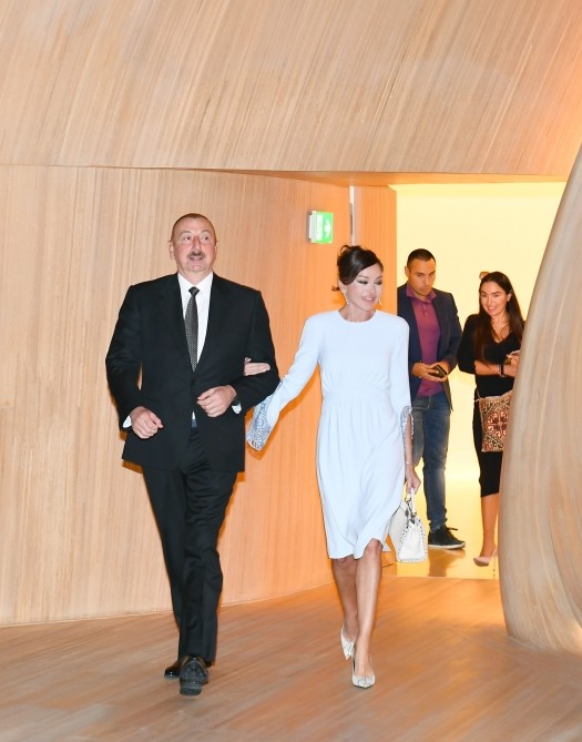 Şoumen prezidenti belə güldürdü - FOTOLAR