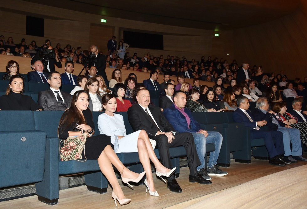 Şoumen prezidenti belə güldürdü - FOTOLAR