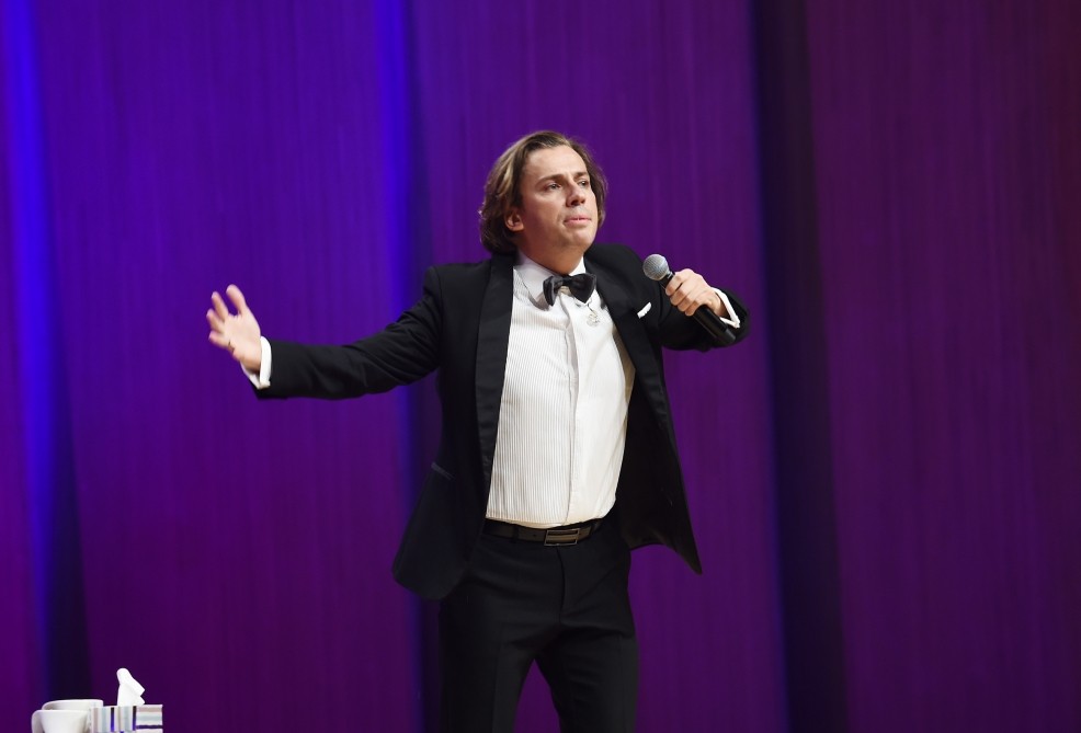 Şoumen prezidenti belə güldürdü - FOTOLAR