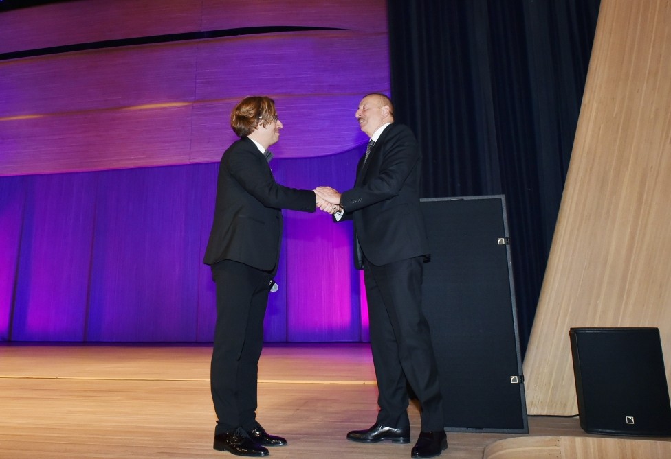 Şoumen prezidenti belə güldürdü - FOTOLAR