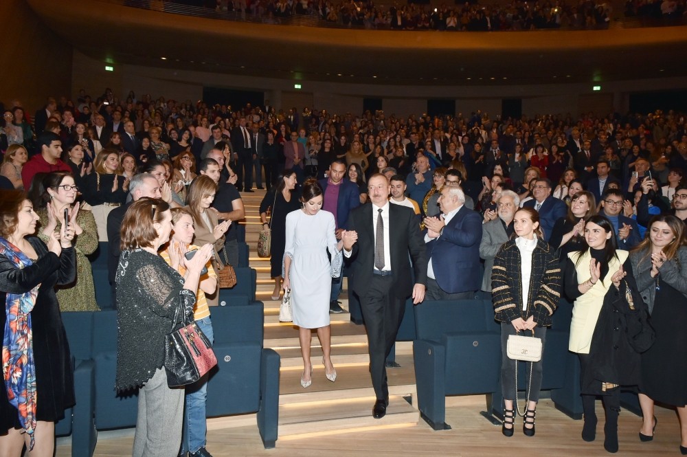 Şoumen prezidenti belə güldürdü - FOTOLAR