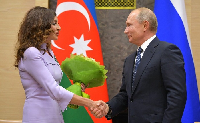 Putin Mehriban Əliyevanı ordenlə təltif etdi - FOTO