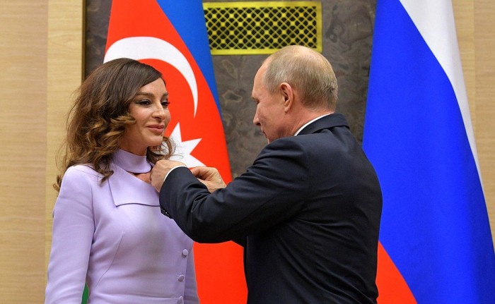 Putin Mehriban Əliyevanı ordenlə təltif etdi - FOTO