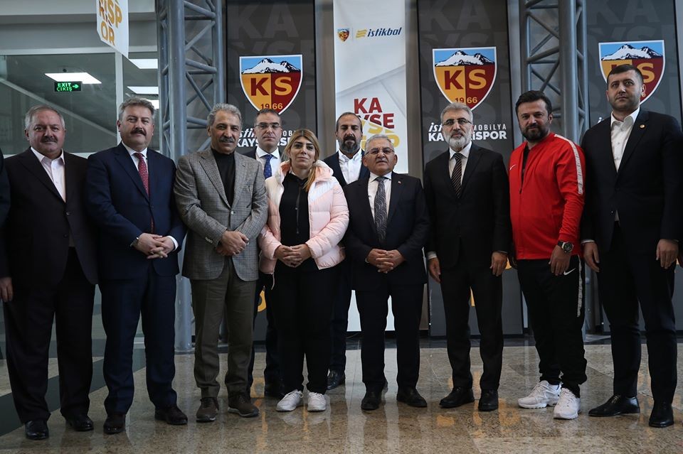 Türkiyə Super Liqasında ilk qadın prezident - FOTO