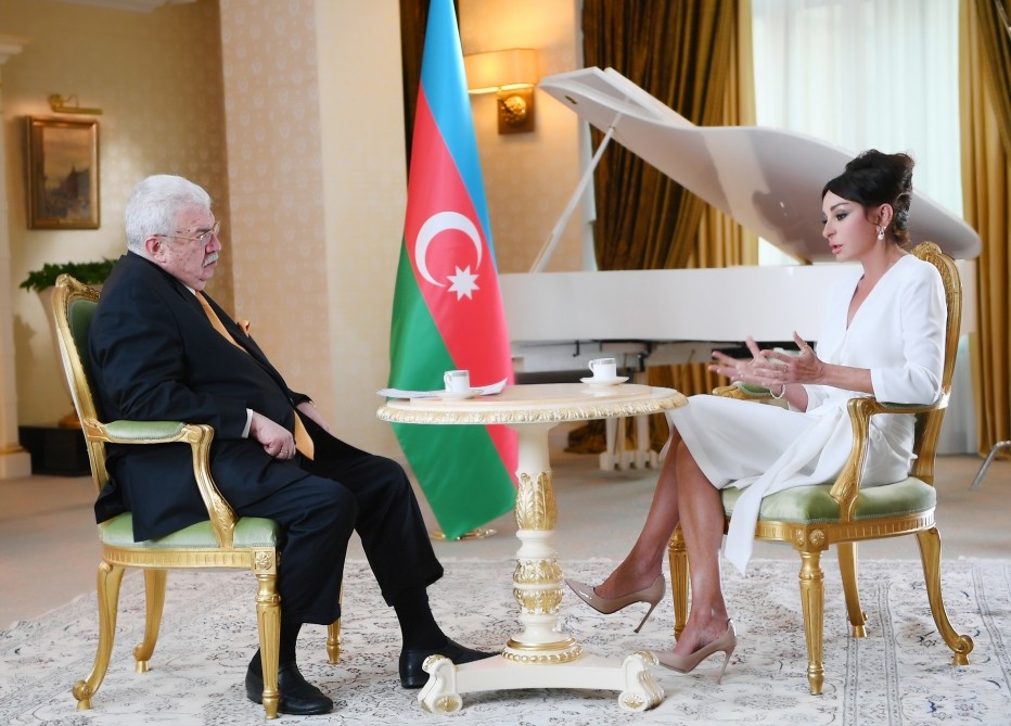 Mehriban Əliyeva Rusiya KİV-nə müsahibə verib - FOTO (YENİLƏNİB)