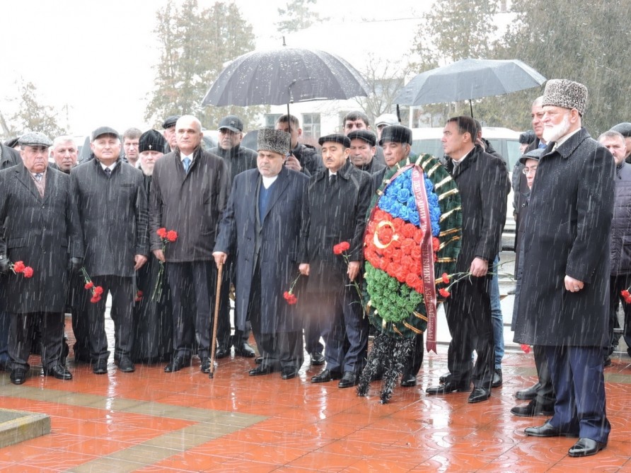 Yağışlı havada anım mərasiminə qatıldılar - FOTOLAR