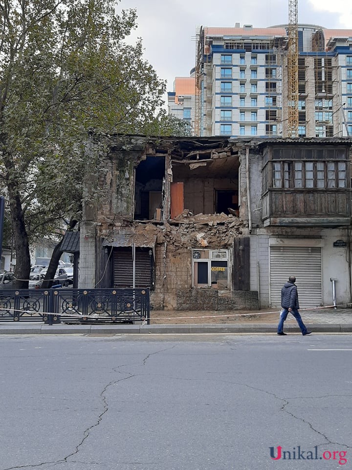 Bakının mərkəzində məcburi köçkünlər yaşayan bina uçdu - VİDEOREPORTAJ (YENİLƏNİB)