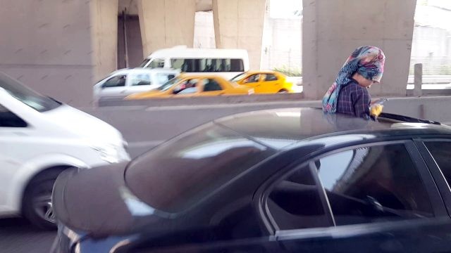 Qadın başını "lyuk"dan çıxarıb telefonla oynadı - VİDEO