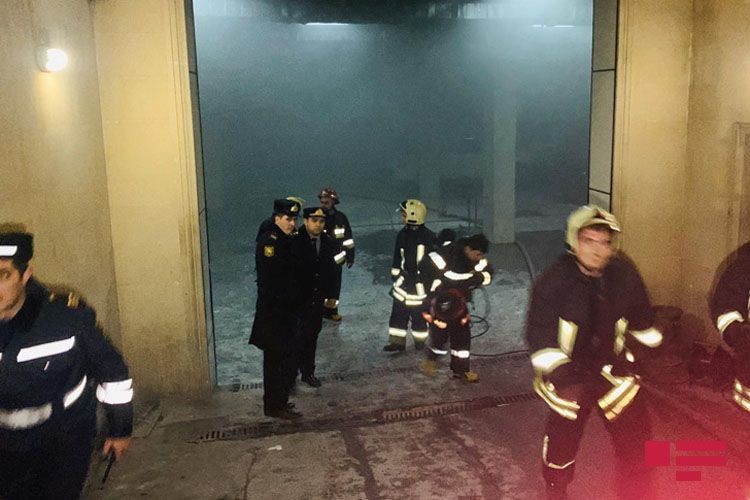 Bakıda avtosalon yandı - FOTO
