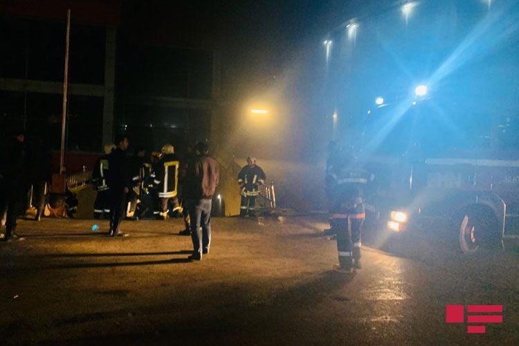 Bakıda avtosalon yandı - FOTO