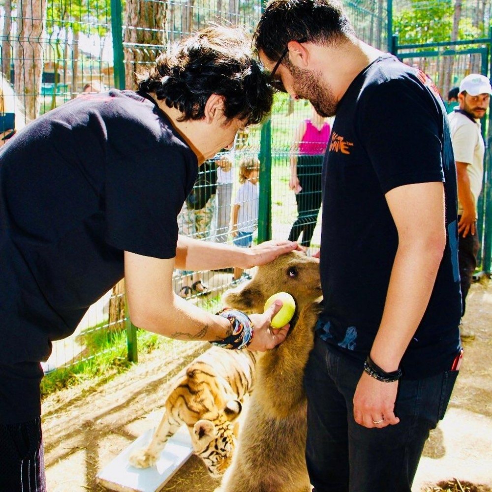 Türkiyəli müğənni Bakıda menecerini döydü - FOTO