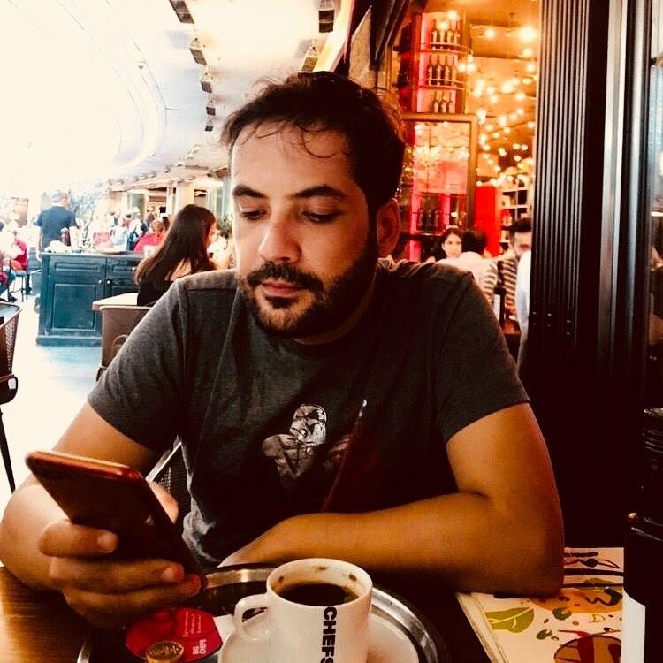 Türkiyəli müğənni Bakıda menecerini döydü - FOTO