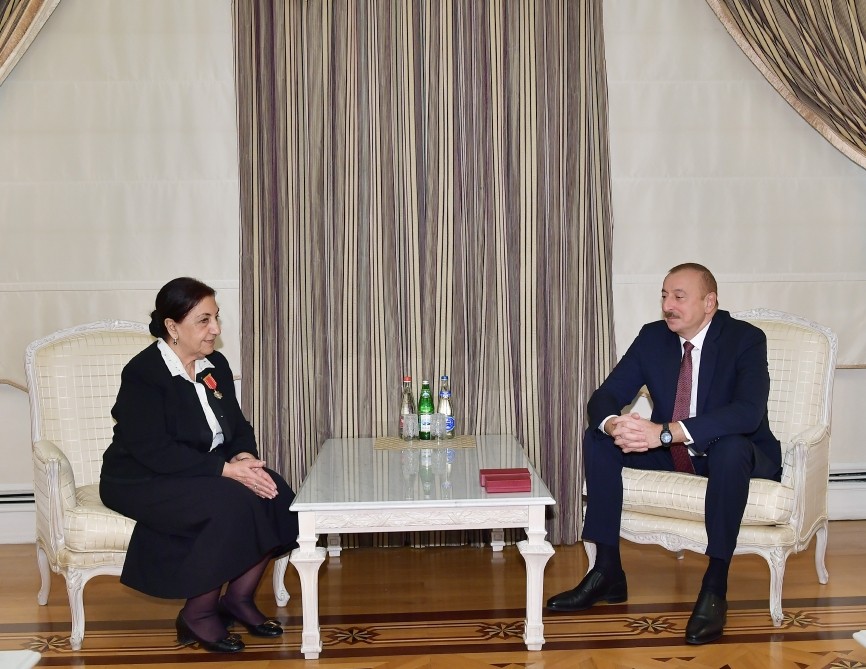 Prezident Dilarə Seyidzadəyə “Şərəf” ordenini təqdim etdi - FOTO