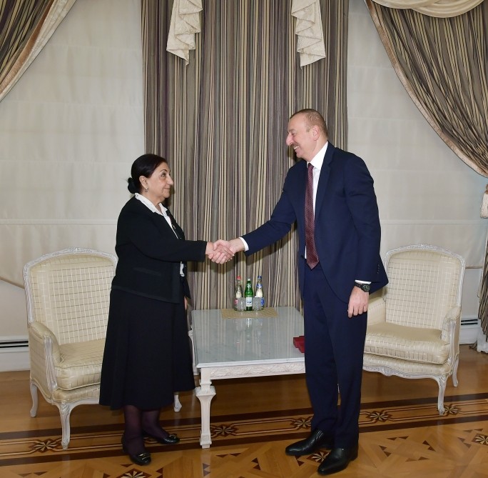 Prezident Dilarə Seyidzadəyə “Şərəf” ordenini təqdim etdi - FOTO