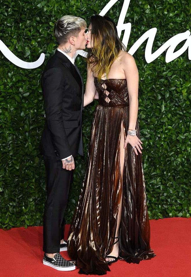 Məşhur aktrisa geyimi ilə gündəm oldu 