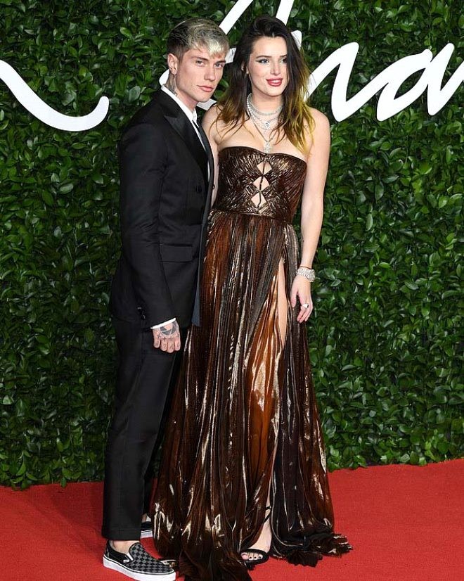 Məşhur aktrisa geyimi ilə gündəm oldu 