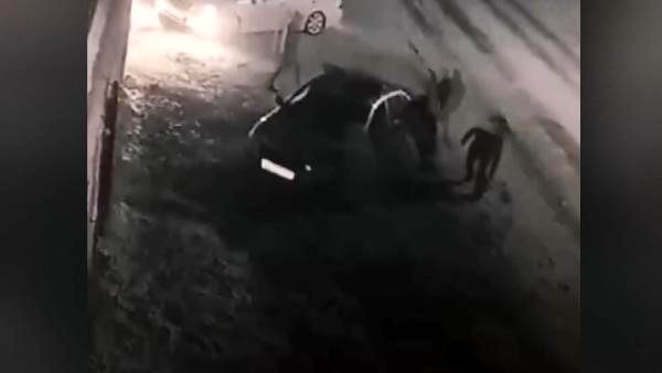 Polislərlə dalaşıb, maşınını aşırdılar - VİDEO