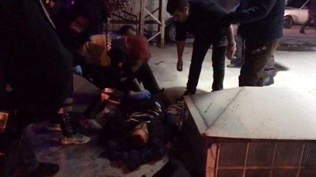 Gecə klubunda qadın ofisiantla söhbət etmək istədi, bıçaqlandı - VİDEO