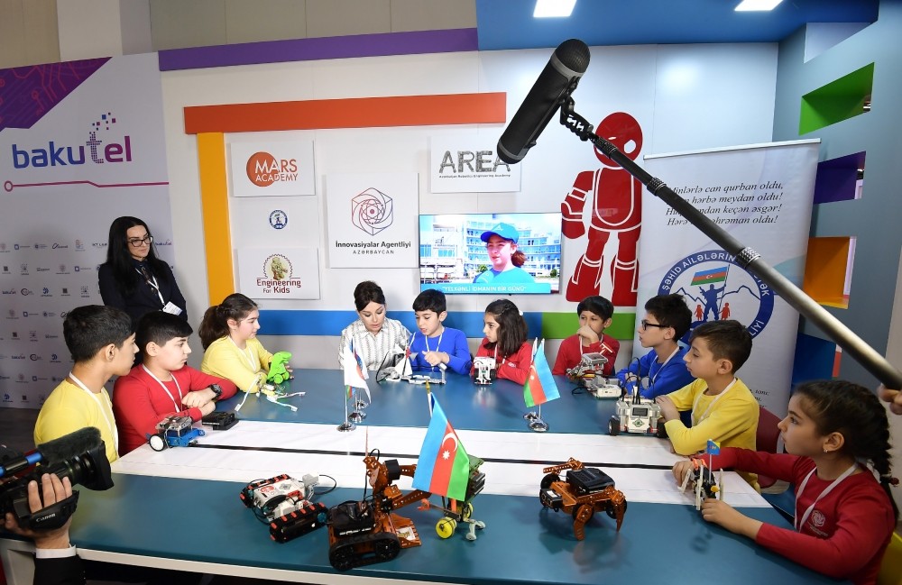 İlham Əliyev və xanımı “Bakutel-2019” sərgisində - FOTOLAR