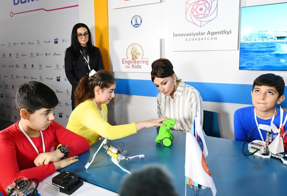 İlham Əliyev və xanımı “Bakutel-2019” sərgisində - FOTOLAR