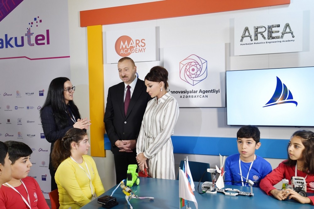 İlham Əliyev və xanımı “Bakutel-2019” sərgisində - FOTOLAR