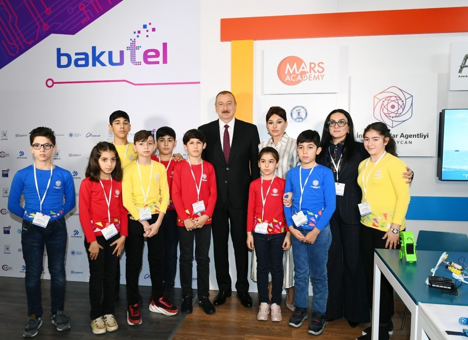 İlham Əliyev və xanımı “Bakutel-2019” sərgisində - FOTOLAR