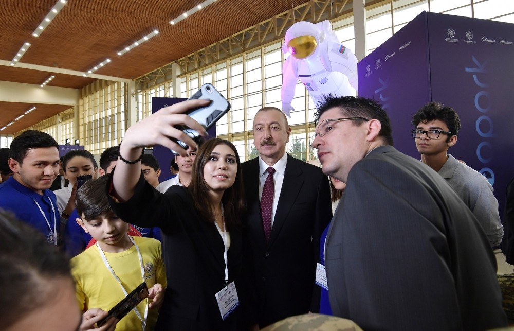 İlham Əliyev və xanımı “Bakutel-2019” sərgisində - FOTOLAR