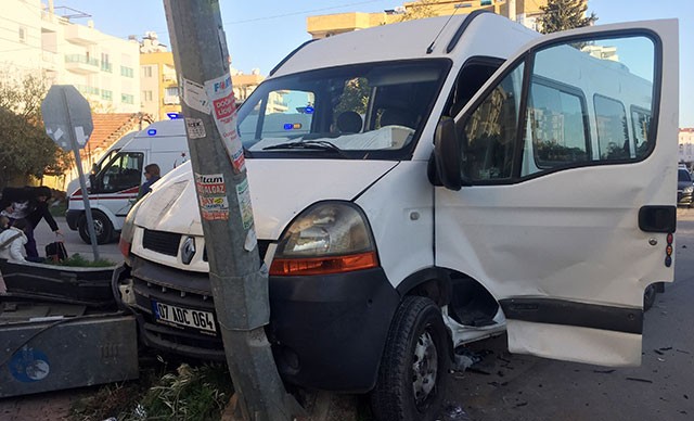 Tələbələri daşıyan mikroavtobus qəza törədib - FOTO