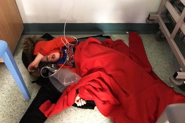 Xəstəxanalarda yataq çatışmır - Baş nazir üzr istədi (Foto)