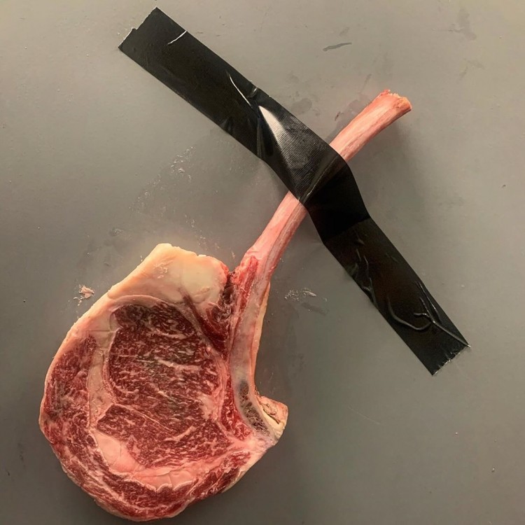 Divara yapışdırdığı ətə 7,2 milyard qiymət qoydu - FOTO