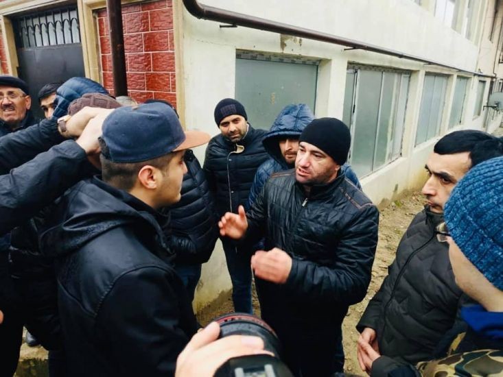 Bakıda icra hakimiyyətinə görə intihara cəhd etdilər - Başçı hadisə yerinə gəldi (Foto)