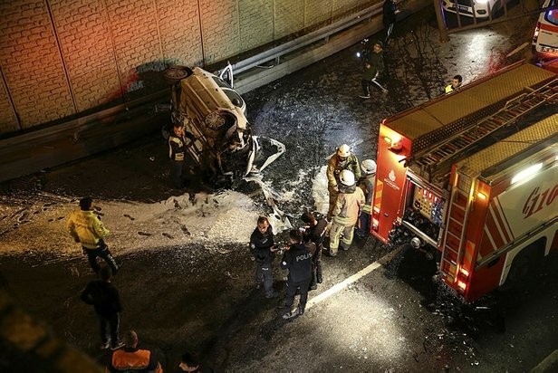 Sərxoş sürücü 10 metrlik körpüdən aşağı düşdü - FOTOLAR