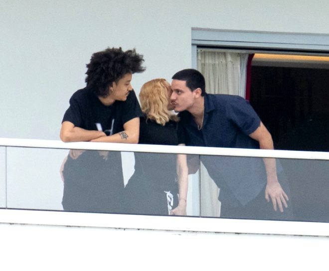 Madonna özündən 35 yaş kiçik sevgilisi ilə görüntüləndi - FOTOLAR