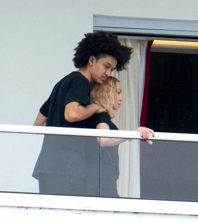 Madonna özündən 35 yaş kiçik sevgilisi ilə görüntüləndi - FOTOLAR