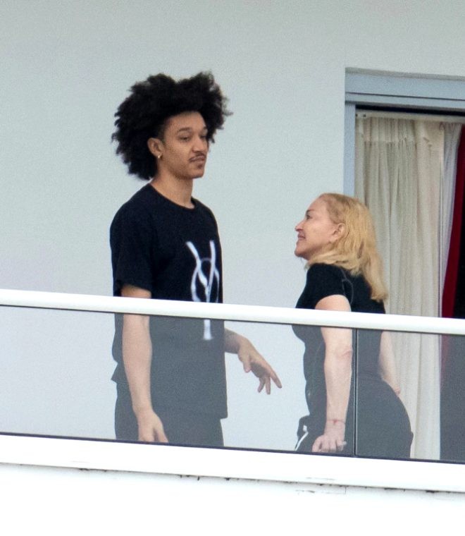 Madonna özündən 35 yaş kiçik sevgilisi ilə görüntüləndi - FOTOLAR