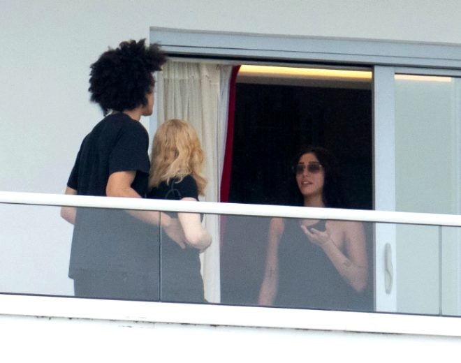 Madonna özündən 35 yaş kiçik sevgilisi ilə görüntüləndi - FOTOLAR