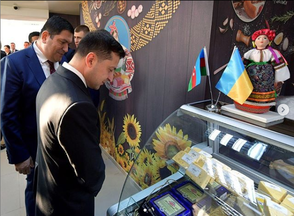 Zelenski Bakıda Ukrayna məhsulları satılan mağazada - FOTO