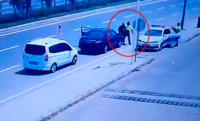 İnfarkt keçirən sürücüyə yol polisi kömək etdi (Foto)