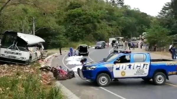Yük avtomobili ilə avtobus toqquşdu - 21 ölü, 13 yaralı var (Foto)