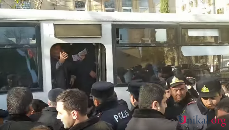 Laçınlılar icra başçısına görə Prezident Adminstrasiyasının qarşısına yığışdılar - FOTOLAR