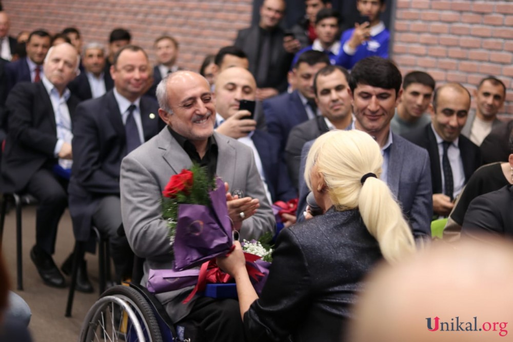 Aygün Kazımova Qarabağ qazisinin qarşısında diz çökdü - nazir alqışladı (FOTOLAR)