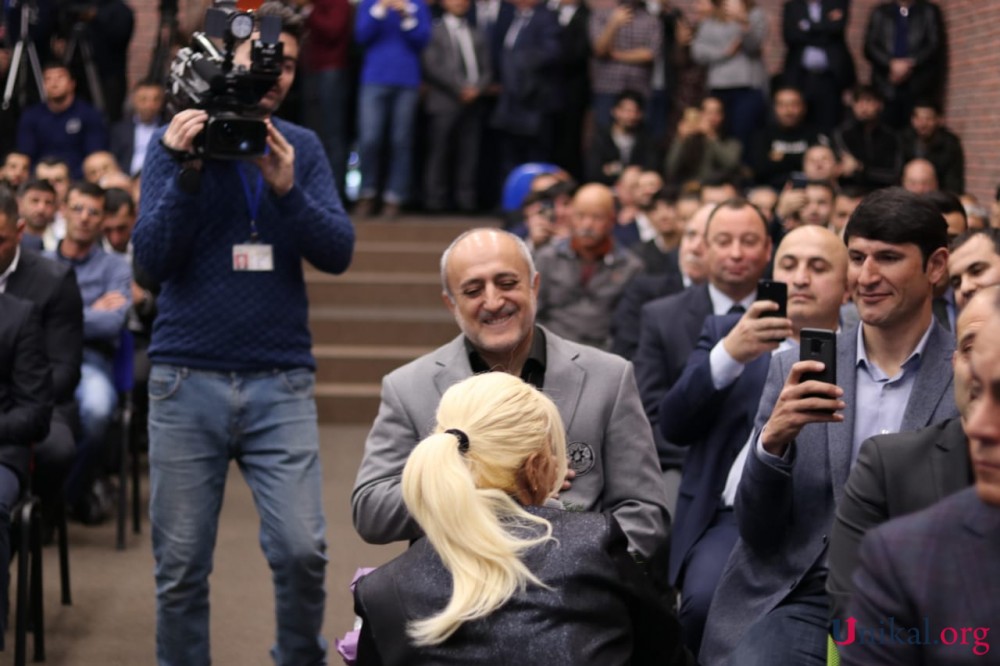 Aygün Kazımova Qarabağ qazisinin qarşısında diz çökdü - nazir alqışladı (FOTOLAR)