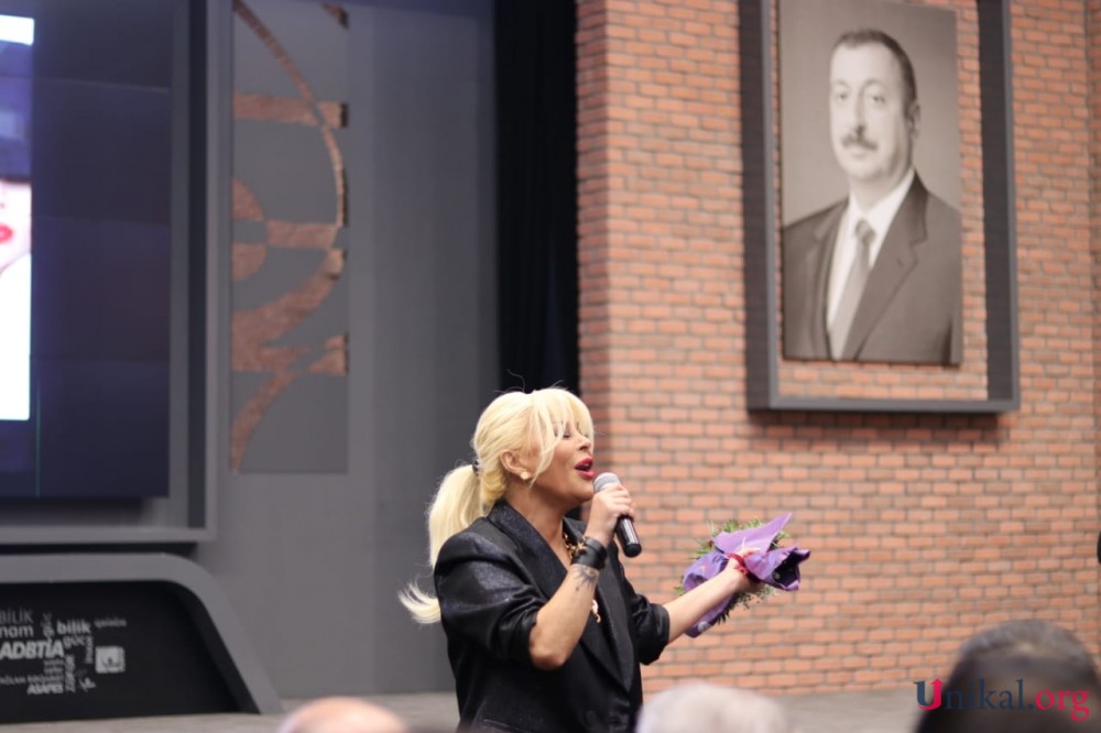 Aygün Kazımova Qarabağ qazisinin qarşısında diz çökdü - nazir alqışladı (FOTOLAR)