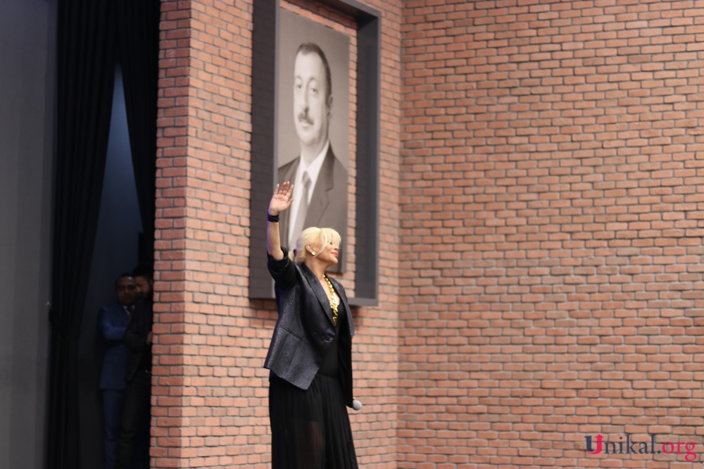 Aygün Kazımova Əbülfəz Qarayevə belə "mesaj" göndərdi - Digər nazirin yanında (FOTOLAR)