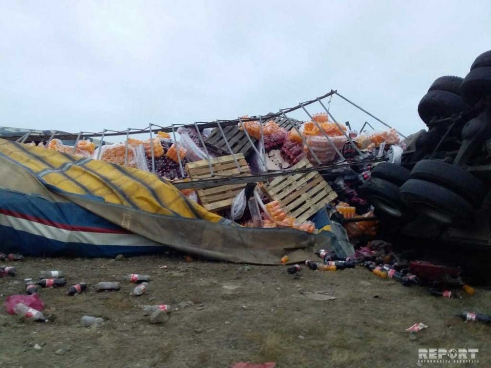 Kürdəmirdə "Coca-Cola" şirkətinin yük maşını aşdı - FOTOLAR