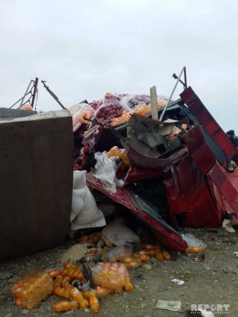Kürdəmirdə "Coca-Cola" şirkətinin yük maşını aşdı - FOTOLAR